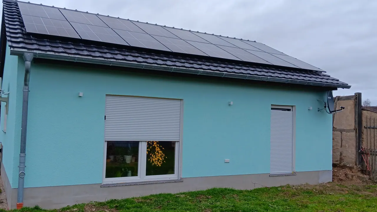 Vollflächig belegtes Schrägdach mit Photovoltaik-Anlage — eigenes Baustellenfoto Elektrotechnik Barthel